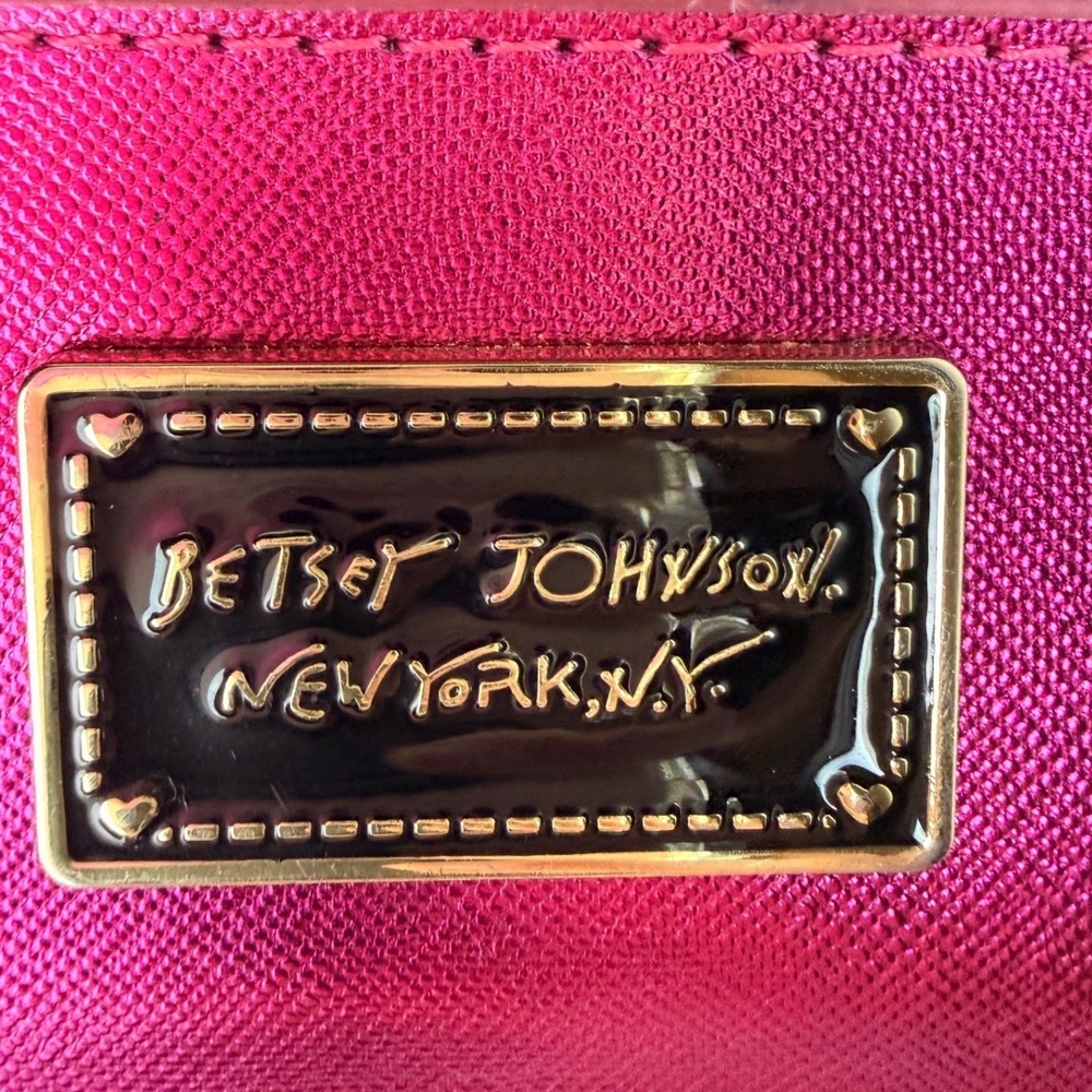 Betsey Johnson Metallic Fuchsia Black Saffiano Wristlet Wallet Heart Zip Pull - Picture 8 of 9